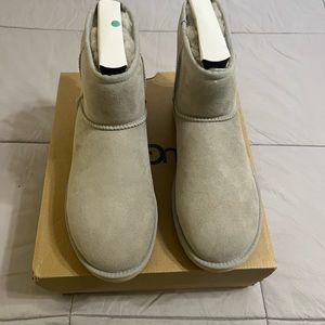 Ugg classic mini ll boots goat size 11